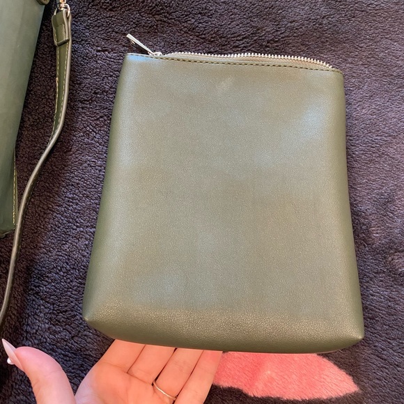 Green pleated rubber tote bag gently used - Picture 8 of 11